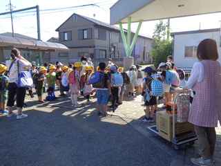 館外への避難を始めるところ