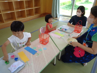 指スタンプを楽しむ男の子