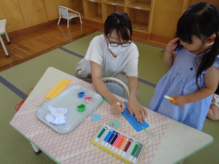 短冊に願い事を書く母親