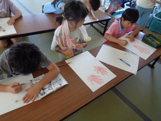 子どもたちが絵を書いているところ
