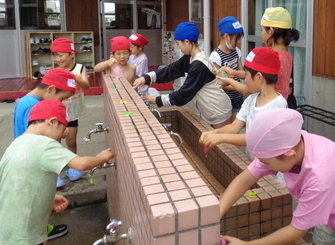 水風船を膨らませている子どもたち