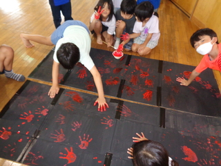 子どもたちが手形を付けているところ