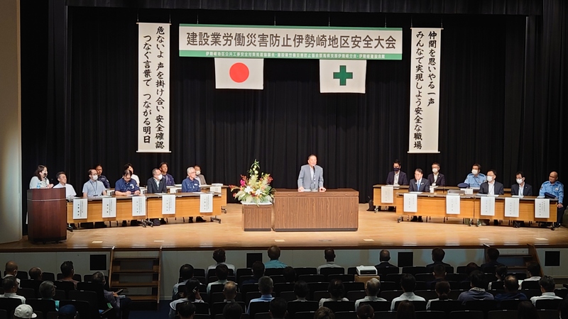 来賓祝辞をする石川町長