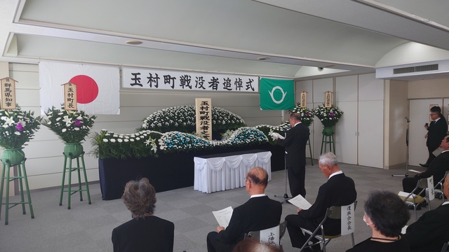 追悼式にて式辞を読む石川町長