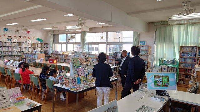 石川町長が図書館の視察の様子
