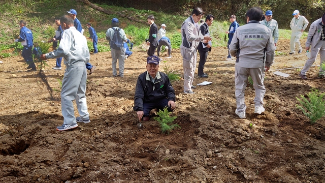 石川町長植樹作業の様子