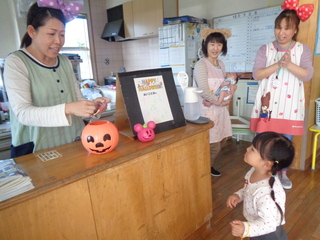 子どもがお菓子をもらっているところ