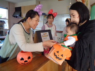 親子でお菓子をもらっているところ