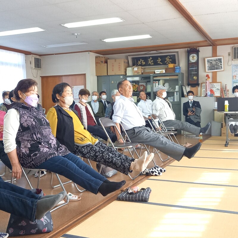 参加者と一緒に体験する石川町長