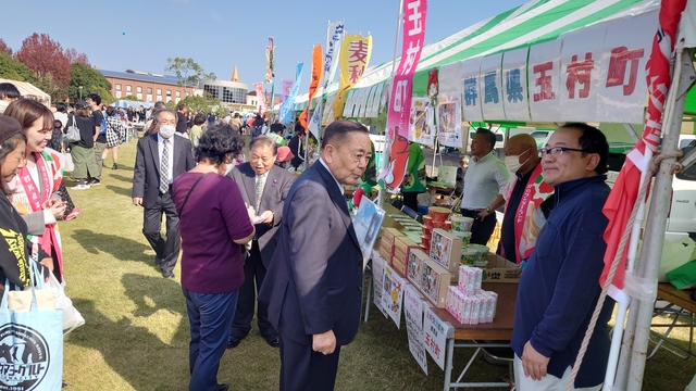 石川町長と石内議長の各ブース視察の様子