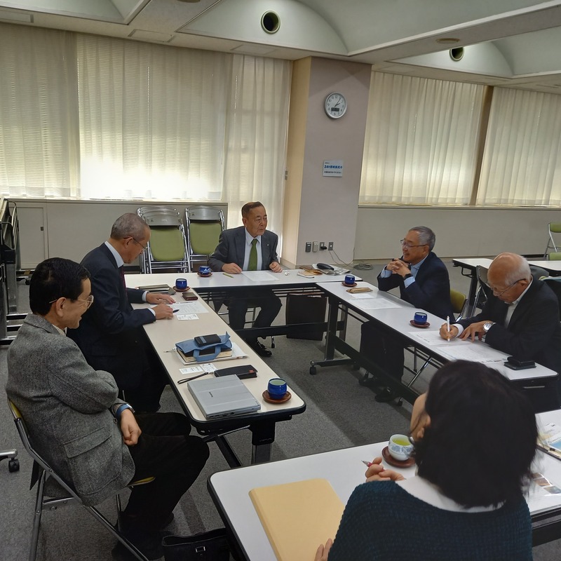 玉村学舎でディスカッションをする石川町長