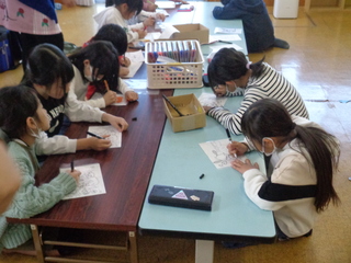 子どもたちが絵を書いているところ