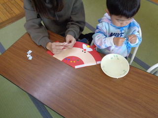 サンタ帽子を作っているところ