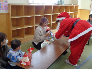 サンタさんからプレゼントをもらっている様子