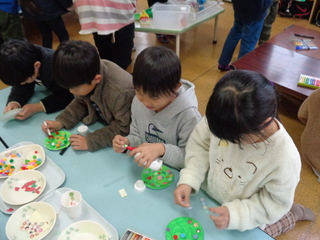 クリスマス制作を行っている子ども達