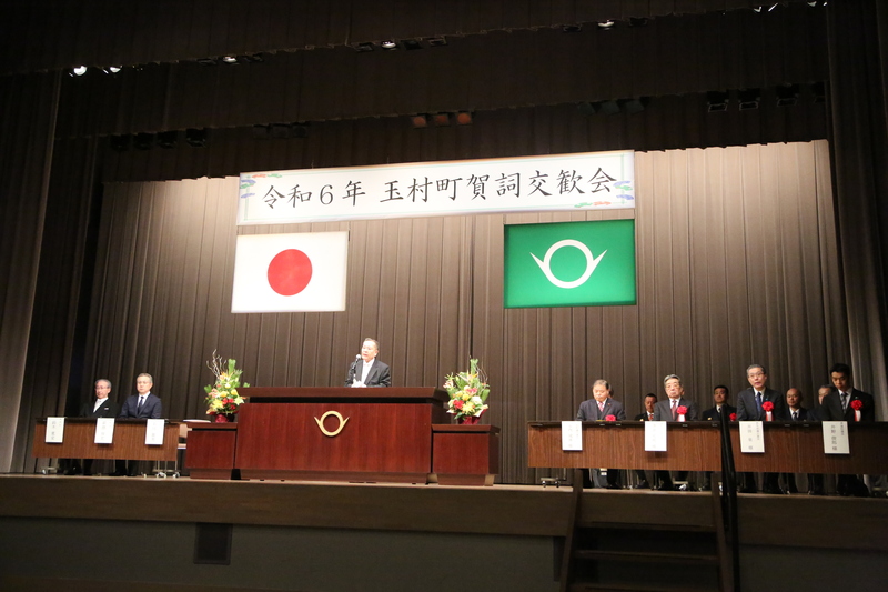 賀詞交歓会で挨拶する石川町長