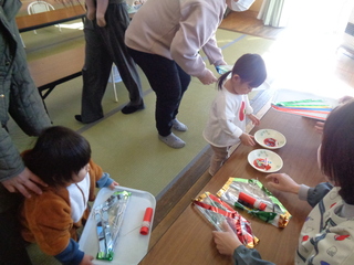 制作材料を選んでいる様子