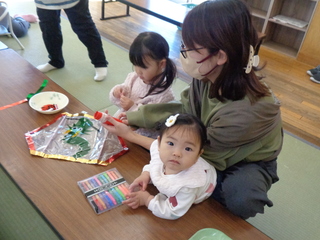 親子で凧づくりをしているところ