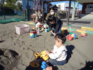 砂遊びを楽しむ子どもたち