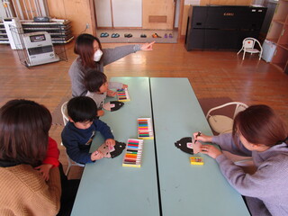 ももたろうのお面を作っているところ
