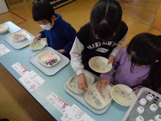 ビーズなどを選んでいる子ども