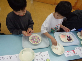 ビーズなどを選んでいる子ども