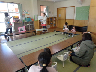 うれしいひなまつりを歌っている様子