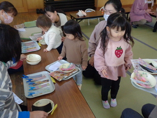 制作の材料を選んでいる子どもたち