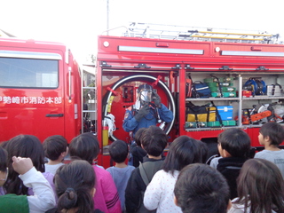 消防士さんに消防車の説明を聞いているところ