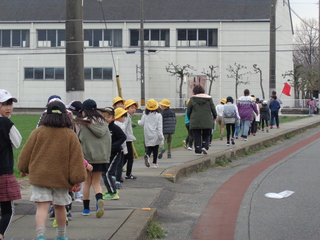 小学校に避難しているところ