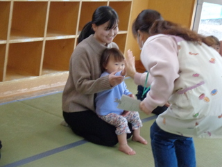 子どもとハイタッチをしているところ