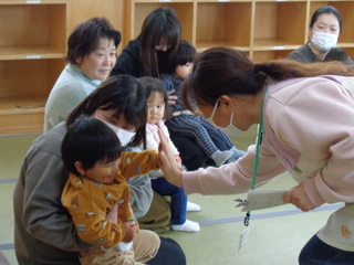 子どもがハイタッチしているところ