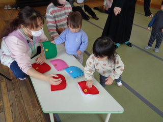 子どもたちが不思議なポケットを選んでいる写真