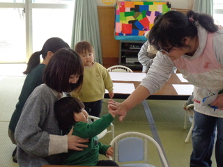 職員にタッチする子ども