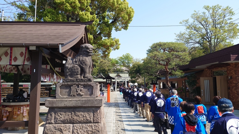 参道を歩く石川町長