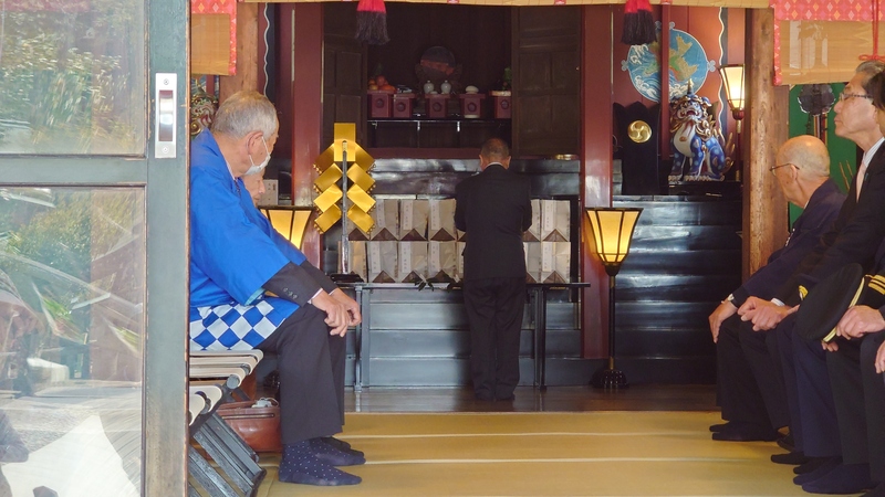 玉串奉奠をする石川町長