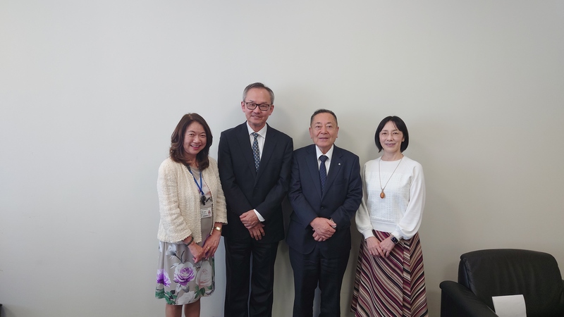 学長室で記念撮影する石川町長