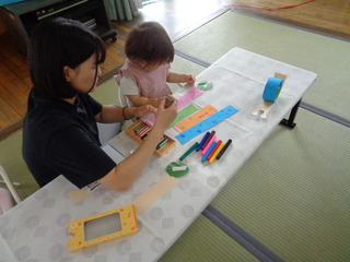親子で工作しているところ