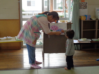 男児が先生と触れ合っているところ