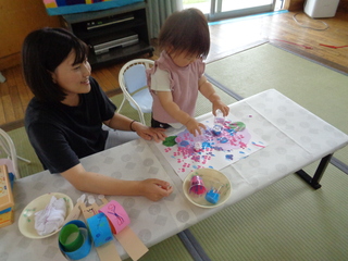 親子でスタンプを押し、あじさい制作をしているところ