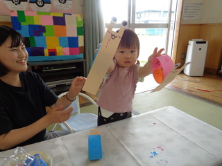 親子で工作しているところ