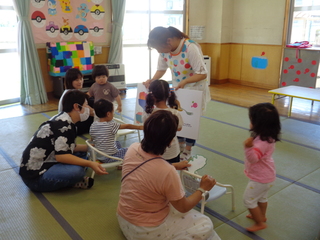 子どもたちが大型絵本を観ているところ