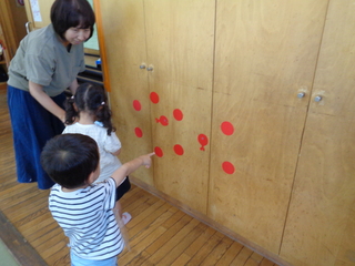 子どもたちがきんよを探しているところ