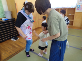 子どもたちがきんぎょを探しているところ