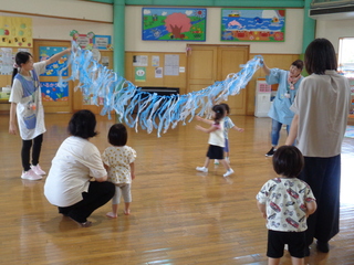 雨ザーザー遊びをしているところ