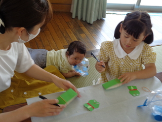 ぴょんぴょんかえるを作っているところ