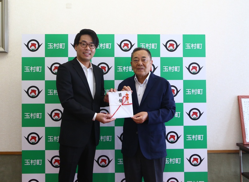 記念撮影をする石川町長