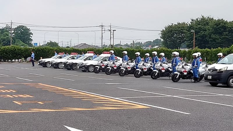 出動前の警察車両