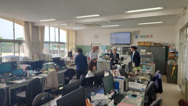 校内視察をする石川町長