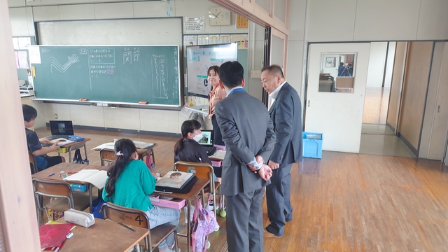 校内視察をする石川町長